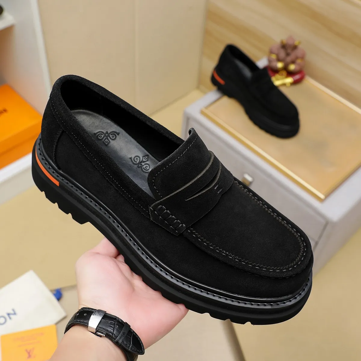 Men's shoes 💰660 💰 Louis Vuitton LV ® Autumn and Winter 🆕 models 🔛Full shoe counter First layer cowhide, 🐂Leather lined casual shoes for men, super soft outsole, essential for driving. Counter synchronization Original first layer cowhide Completely 1:1 mold customization 🌹Top version, 2 colors available! Number: 38-45 (37.46. Customized)